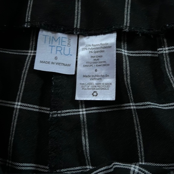 Women’s skinny pants, black with white stripes, size 6. - Picture 1 of 2